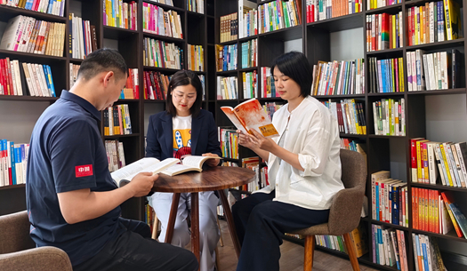 翻開“城發(fā)”這本書，每一頁(yè)，都是鄭州的煙火與遠(yuǎn)方